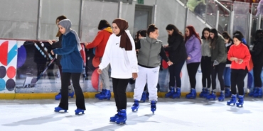 izmirde-kadinlar-gunu-buz-pistinde-kutlandi-e1709891934254-1024x515-1