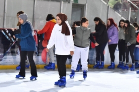 izmirde-kadinlar-gunu-buz-pistinde-kutlandi-e1709891934254-1024x515-1