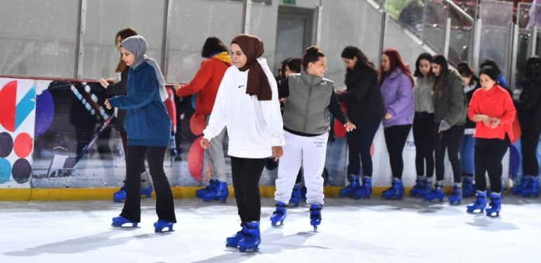 İzmir’de kadınlar günü buz pistinde kutlandı