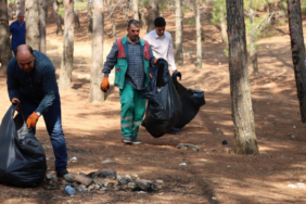 Baskan-Ciftci-temizlik-personeliyle-birlikte-ormanda-cop-topladi-1024x576-1